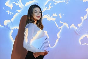 Global business network concept. businesswoman on the background of the world map